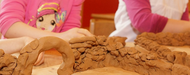 Kinder gestalten gemeinsam mit Ton im Atelier der Kita