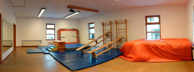 Turnhalle mit Bewegungsmaterial und Kletterwand